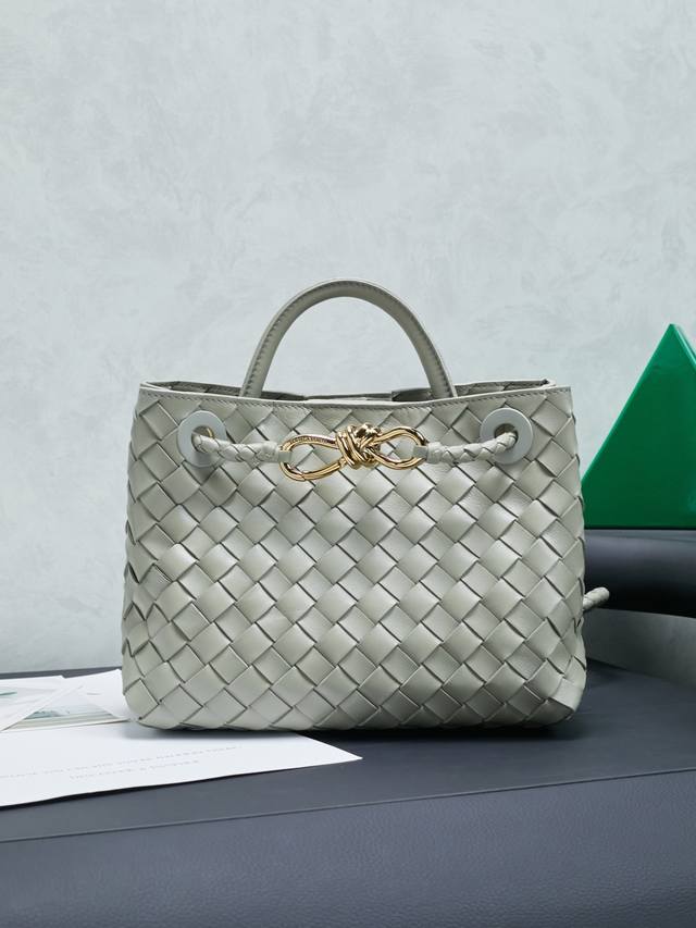 Bottega Veneta's new spring/summer small Andiamo chain bag is now available! I'm