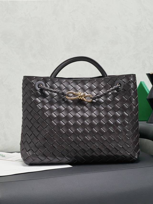 bv's new Andiamo is here! It's a real hit! Bottega Veneta's new Andiamo woven ha