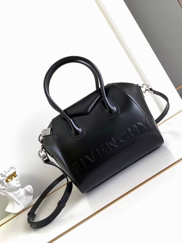 Top-quality, original, new French brand Givenc*Y classic Antigona Tote in origin