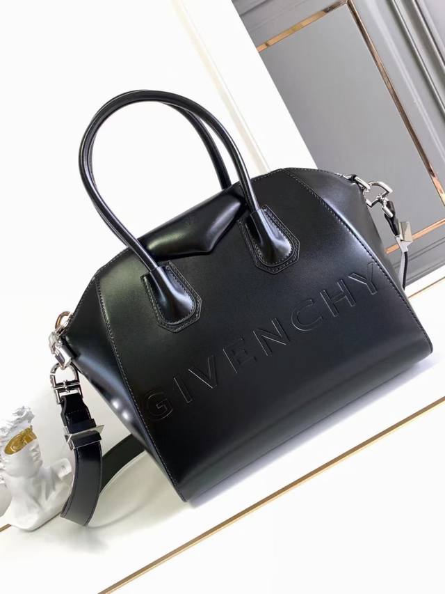 Top-quality, original, new French Givenc*Y classic Antigona Tote in original Fre