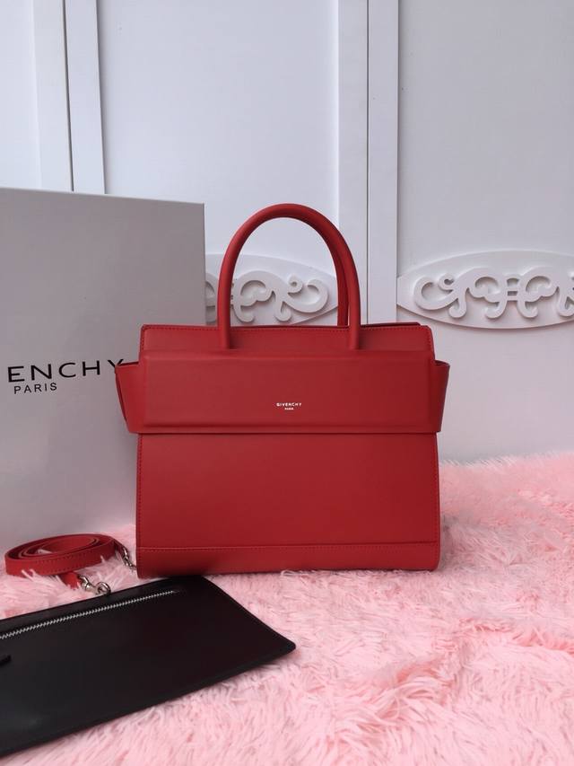 Angelababy's Horizon women's handbag, in both medium and small sizes. Made from