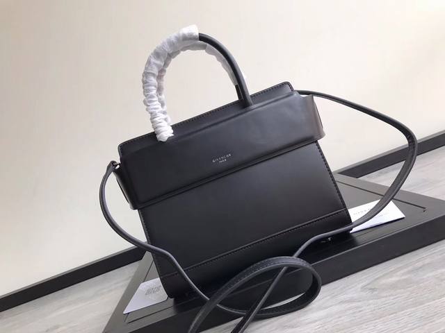 Small wholesale-grade Gvc French Horizon bag. This bag has simple lines but styl