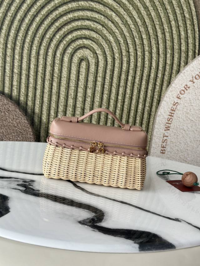 L19 Bamboo and Rattan Pink Extrapocket. This compact handbag combines handwoven