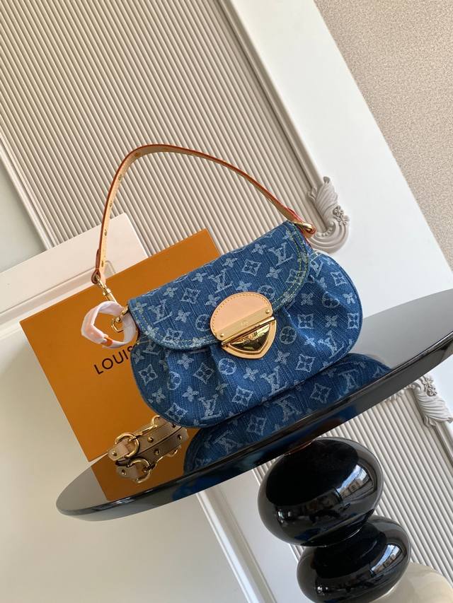 Super Dynamic ChipThis handbag is crafted from denim, sculpted with vintage touc