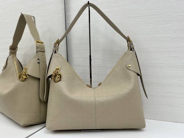 Top-quality original This Dior Voyage handbag is a new product from the 2026 ear