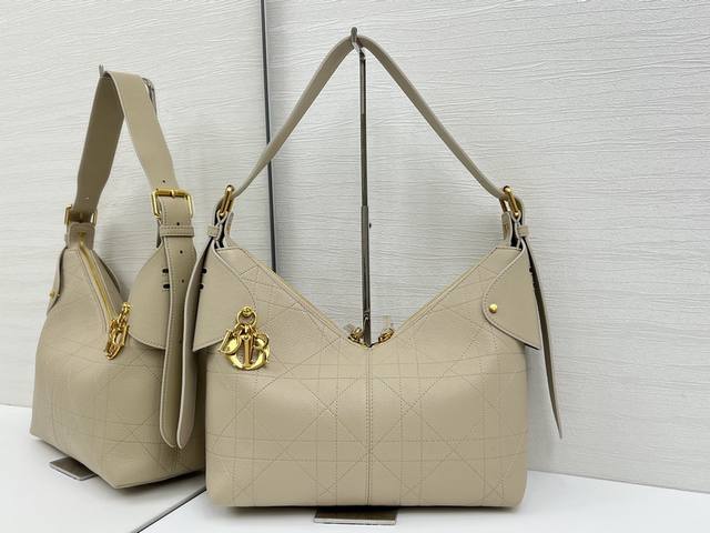 Top-quality original This Dior Voyage handbag is a new product from the 2026 ear