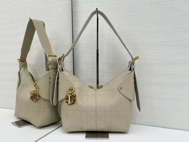 Top-quality original This Dior Voyage handbag is a new product from the 2026 ear