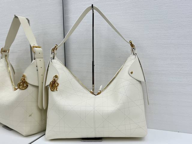 Top-quality original This Dior Voyage handbag is a new product from the 2026 ear