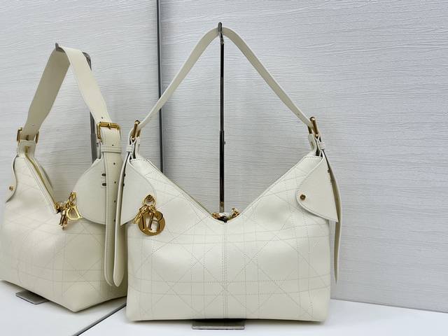 Top-grade original single This Dior Voyage handbag is a new product from the 202