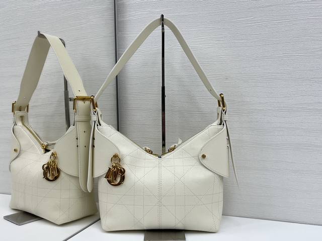 Top-quality original This Dior Voyage handbag is a new product from the 2026 ear
