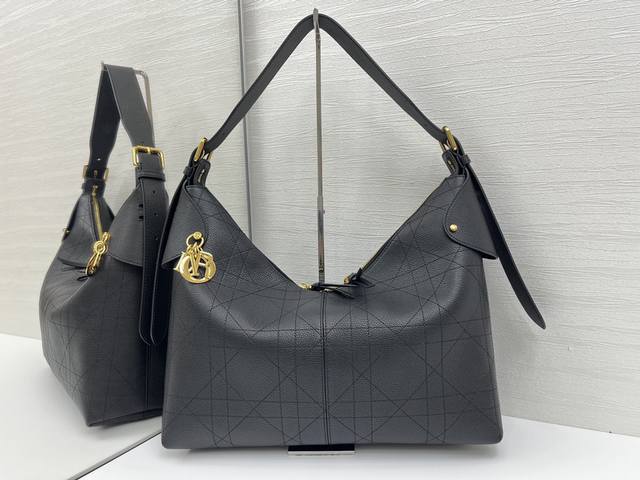 Top-quality original This Dior Voyage handbag is a new product from the 2026 ear