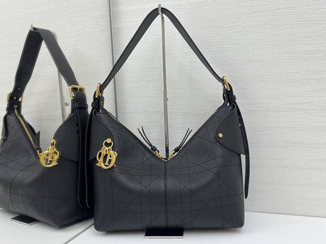 Top-quality original This Dior Voyage handbag is a new product from the 2026 ear