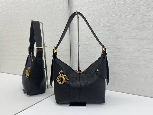 Top-quality original This Dior Voyage handbag is a new product from the 2026 ear