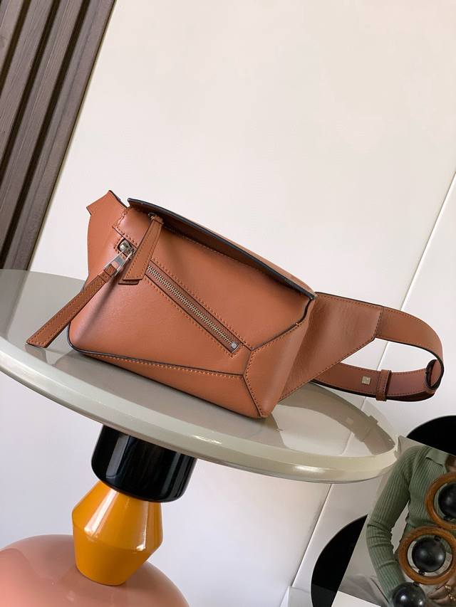 Original leather New mini classic cowhide puzzle waist bag. The rectangular shap
