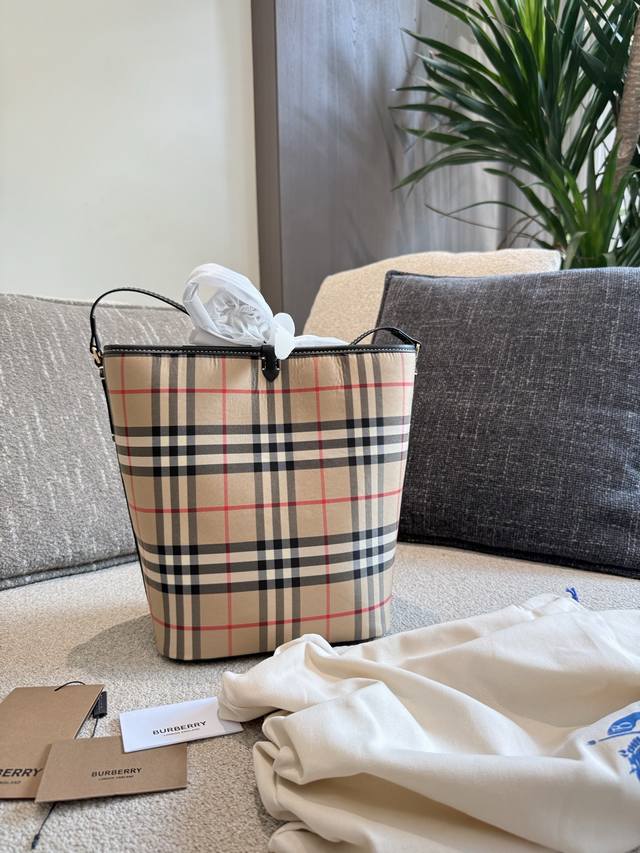 burberry bucket checkered old flower bucket bag looks good on the upper body 23