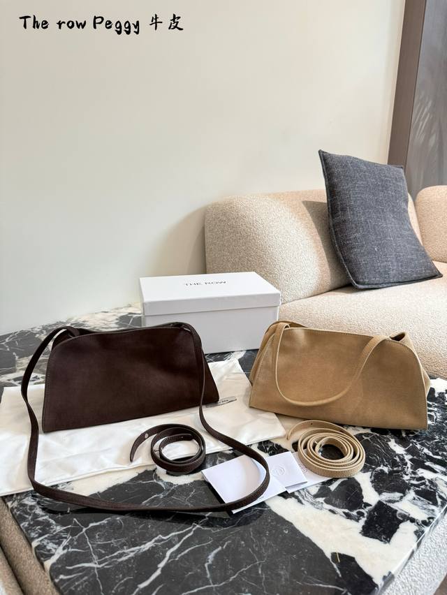 A minimalist Row-style bag you won't get tired of even when you're 80. High-end