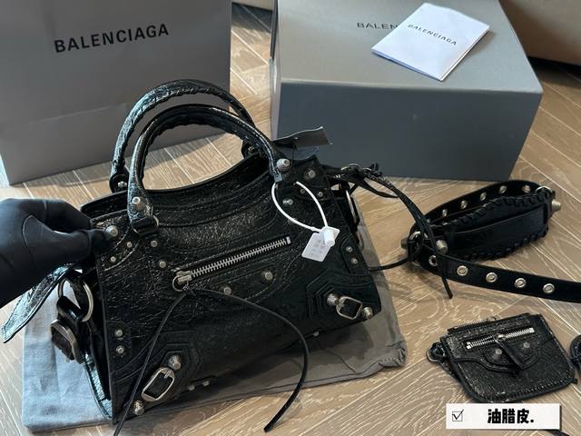 With boxSize: 26*17cm Balenciaga Le Cagole A tribute to the classic motorcycle b
