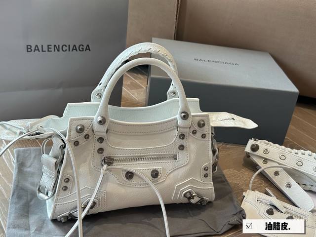 With boxSize: 26*17cm Balenciaga Le Cagole A tribute to the classic motorcycle b
