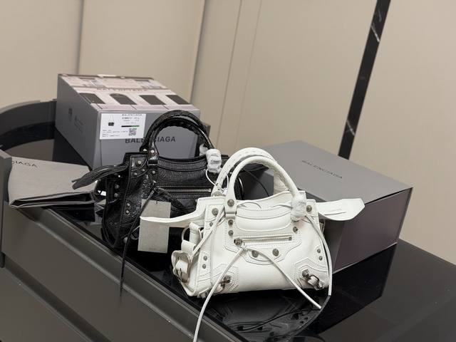 comes with a full set of packaging Size: 26.16cm Balenciaga's new motorcycle la