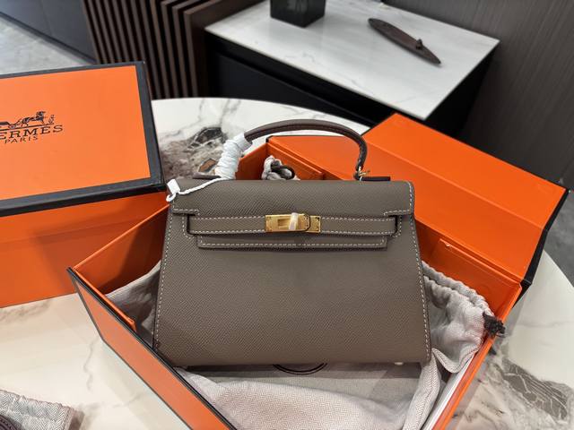 Comes with a folding box and airplane box Size: 22cm Herm
