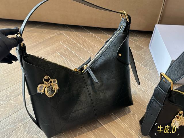 The new Dior Voyage handbag series is so cool! The new shape is full of sporty f