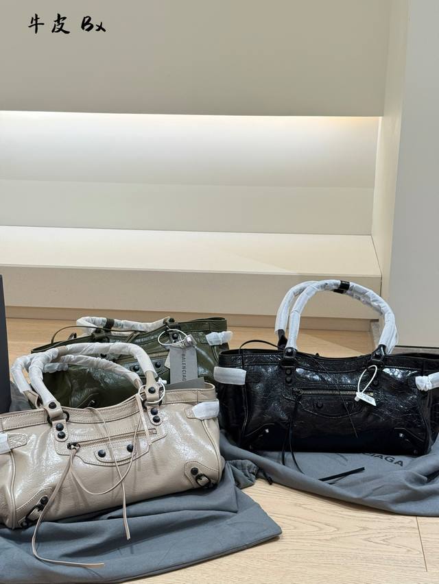 The ceiling of East-West is the motorcycle bag! Balenciaga's latest bag has made