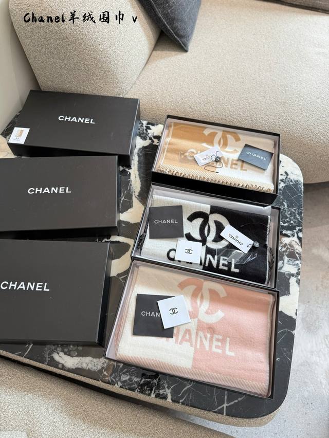 How do you choose a scarf for winter? Check out Chananai's black and white color