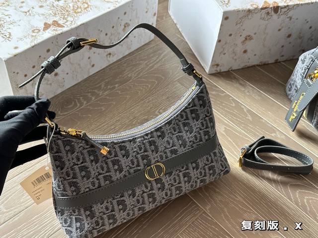 Dior. New dark blue monogram underarm bag This series is very beautiful. The blu