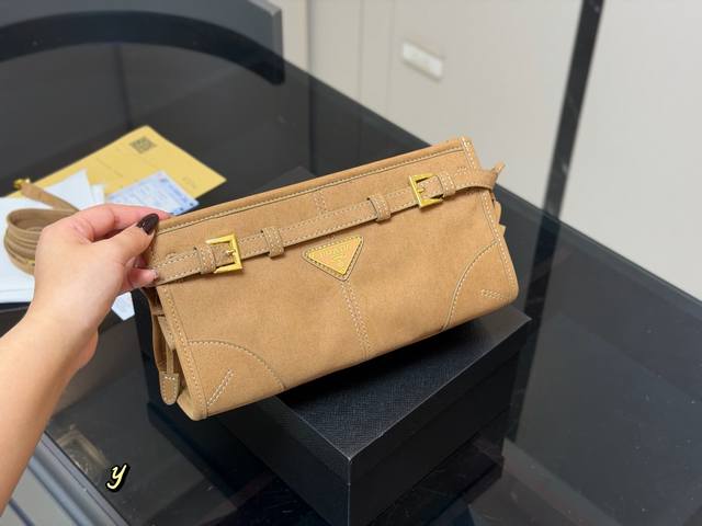 With boxSize: 26.15Cm Prada Soft Lux You can't miss this underarm bagThe capacit