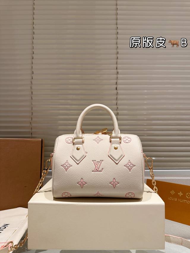 Replica cowhide Lv Speedy pillow bag. The shape and lining are identical to the