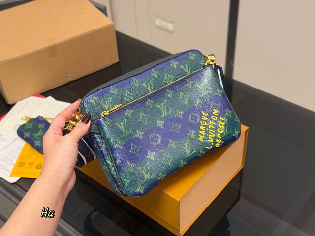 comes with a folding box airplane box Size: 25*18.5Cm*7Cm Lv men's three-in-one