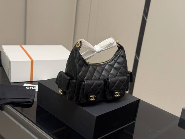 Chanel Hobo with folding box airplane boxThe new bag that girls can't escape is