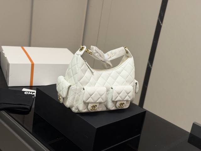 Chanel Hobo with folding box airplane boxThe new bag that girls can't escape is