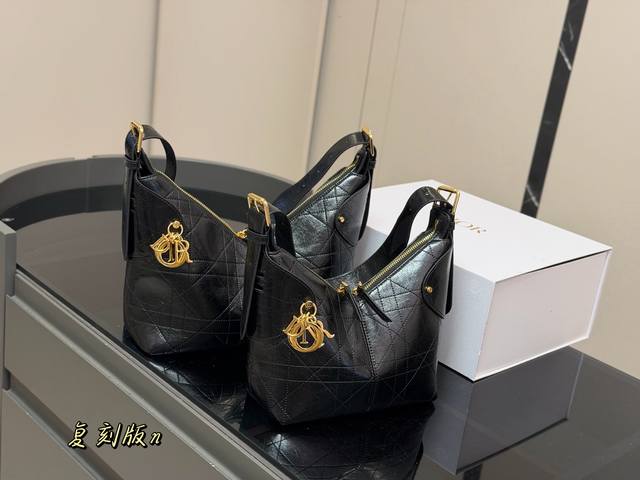 Cowhide bag with box Size: 30.23cm 23.20cm I've chosen my first bag for fall It