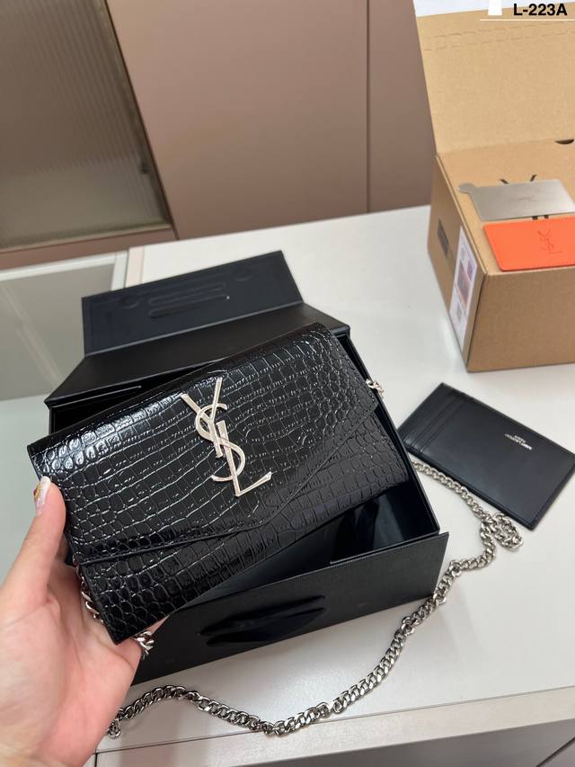 With mirrorYSL envelope bagClassic bag recommended! Versatile and very elegant.