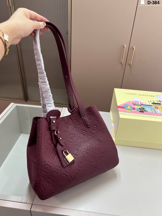 Chip version Lv All In One brand logo embossed This bag has an elegant shape wi