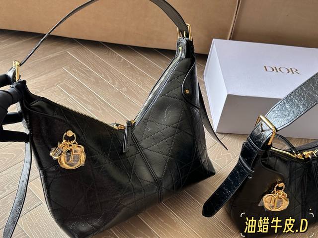 The new Dior Voyage handbag series is so cool! The new shape is full of sporty f