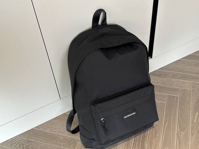 Size : 46*34Cm Balenciaga backpack is popular New favorite backpack Very easy to