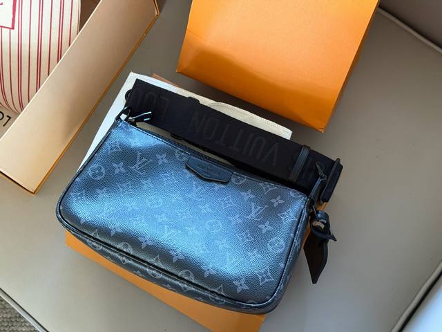 With boxSize: 28*17Cm L family black flower men's messenger new product! Top qua