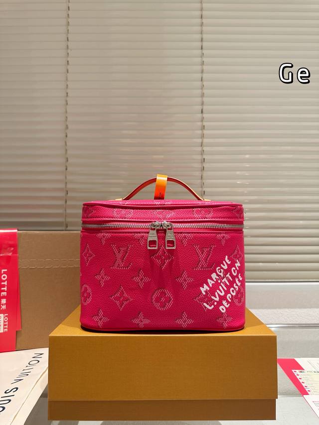 Lv portable cosmetic bag has a huge capacity and meets the needs of carrying the