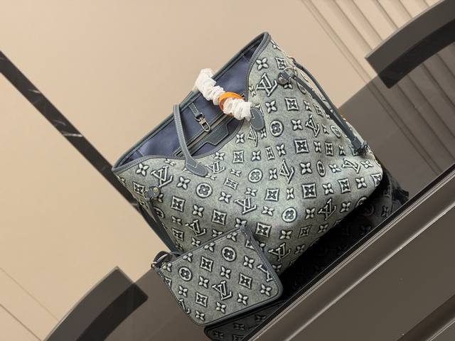 comes with a folding box airplane box Size: 32 bottom * 28 high cm Lv Neverfull