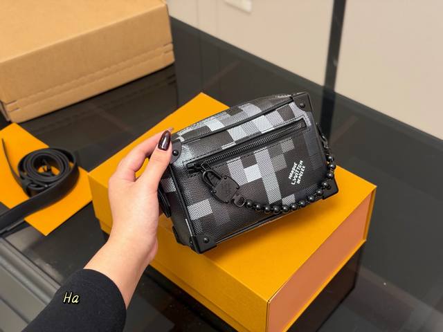 comes with a folding box airplane box Size: 18X13X8 Lv box bag Really a cute sq