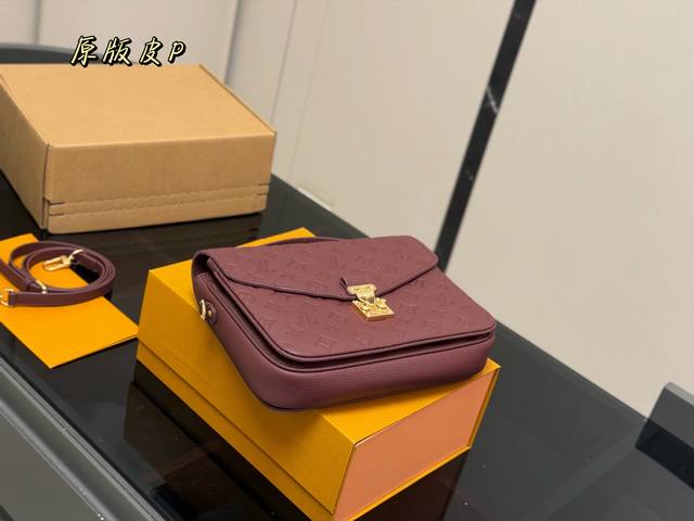 With folding box airplane box Size: 25cm Lv cowhide quality messenger bag Upgrad