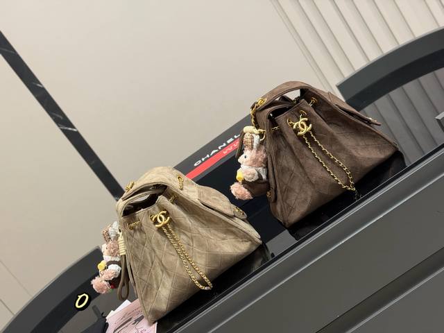 comes with a folding box. The small Chanel 25 Bag is absolutely stunning. This