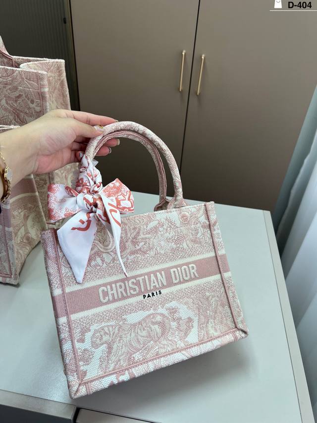 26cm with a silk scarf Dior Dior Tote Book Super spacious and durable Carry it o