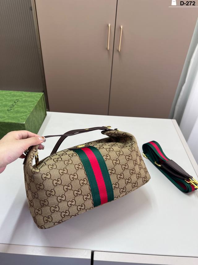 Gucci Cool Bento Lunch Box BagToday's aura is given by Hobo!!! This bag is reall