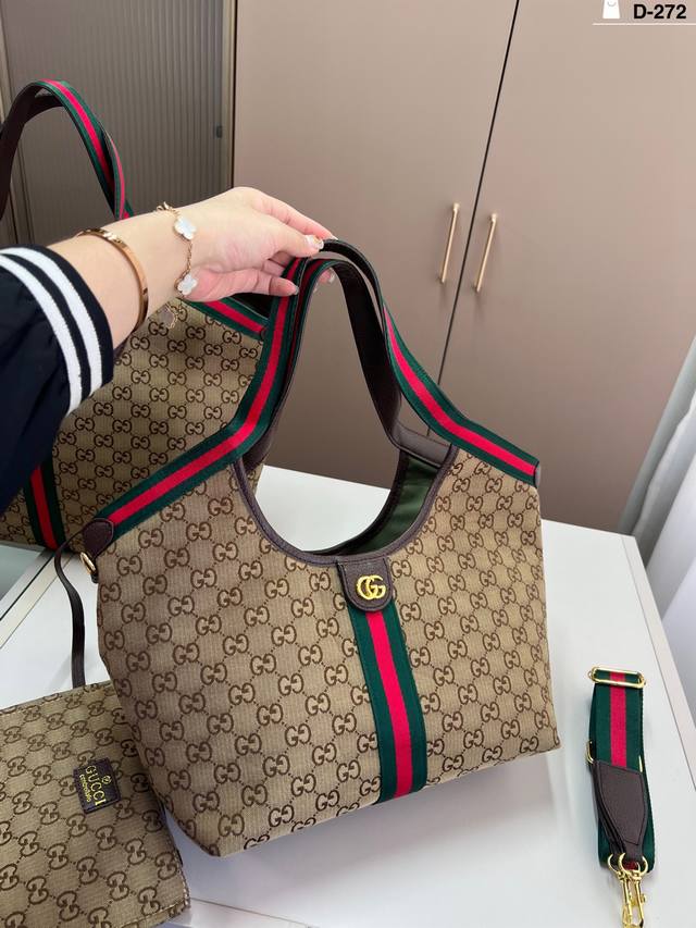 Small Gucci Cool Tote Bag is a versatile classic, closed-eye retro and high-end.
