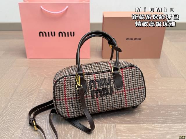 Short handleMiu Miu bowling bagEvery gesture reveals exquisite eleganceExquisite