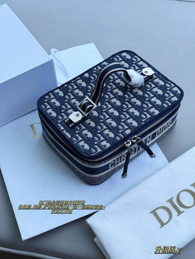 Upgraded version with box Size: 22*17*7Cm D's latest embroidered cosmetic bagI f