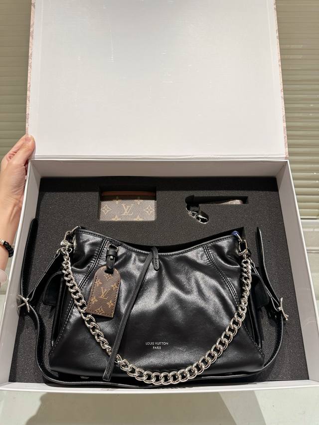 Set Lv Carryall Cargo Soft lambskin leather with a stylish, slightly wrinkled e